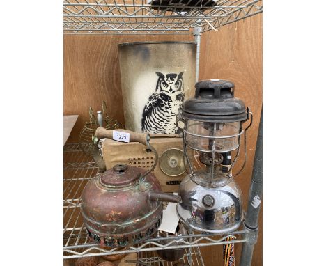 AN ASSORTMENT OF ITEMS TO INCLUDE A TILLEY LAMP, A VINTAGE KETTLE AND A RETRO BAIRD RADIO ETC 