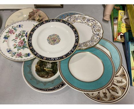 A COLLECTION OF LARGE PLATES TO INCLUDE ROYAL DOULTON, AYNSLEY 'PEMBROKE', CABINET PLATES, ETC 