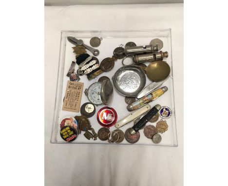 A TRAY OF COLLECTABLE ITEMS TO INCLUDE WHISTLES, VINTAGE PEN KNIVES, COINS, COMPASS, BADGES, ETC 