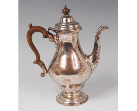 A silver pedestal coffee pot, in the early 18th century style, of pear shape, having finial topped hinged dome cover and waln