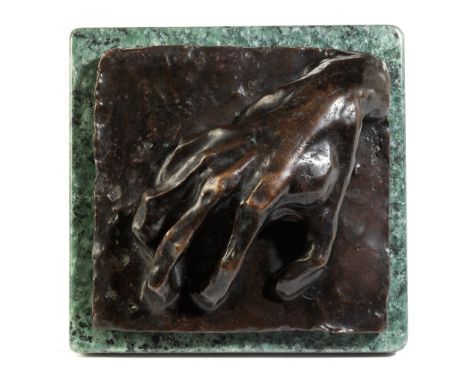 Auguste Rodin, 1840 Paris – 1917 MeudonLIEGENDE HAND&nbsp;Höhe: 8 cm. Breite: 18 cm. Tiefe: 19 cm. Grüne Marmor-Sockelplatte: