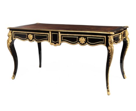 Bureau plat im Louis XIV-StilHöhe: 78 cm. Breite: 155 cm. Tiefe: 78 cm. Holz, ebonisiert und mit Messingeinlagen versehen. Br