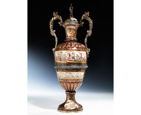 Hohe Wiener Deckelamphore mit Gold- und EmailmalereiHöhe: 53 cm. Wien, um 1870/80.Hoher ovaloider Vasenkörper auf eingezogene