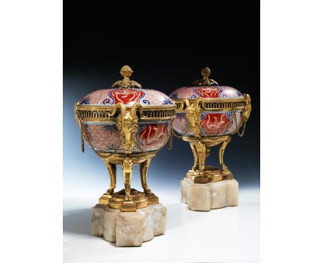 Paar Potpourri-Deckelvasen in Arita-Porzellan der Edo-Epoche, um 1780Höhe: je 40,5 cm.Maximaler Durchmesser: ca. 24 cm. Arita
