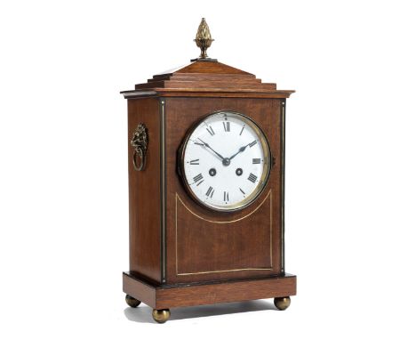 Bracket ClockHöhe: 39,5 cm. Rückplatine mit Pariser Signets. Gehäuse mit Londoner Händleretikett. Paris und England, 19./ 20.