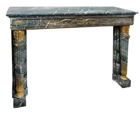 Eleganter Napoleon III-Kamin116 x 157 x 51 cm. Italien, 19. Jahrhundert. In grün-weiß geädertem Marmor mit ziselierten Bronze