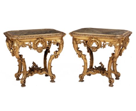 Paar Louis XV-KonsoltischeHöhe: 80 cm.Breite: 87 cm.Tiefe: 69 cm. 18. Jahrhundert.Holz, geschnitzt, vergoldet. Über Volutenfü