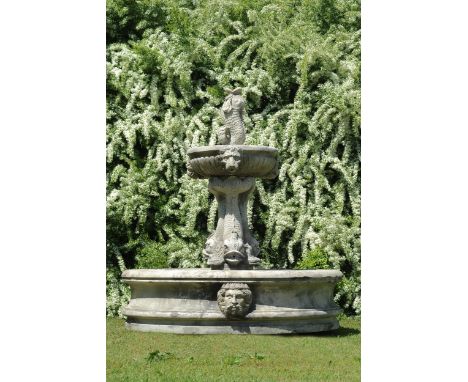 Großer ParkbrunnenHöhe: 250 cm. Durchmesser: 230 cm. Italien.Über rundem Bassin mit Profilwulsten und Maskarons der mittig em