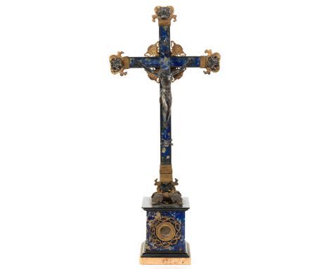 Tisch-ReliquienkreuzHöhe: 41 cm. Breite: 17,5 cm. Italien, Rom, Anfang 19. Jahrhundert. Kostbar gearbeitet, Ausführung in Lap