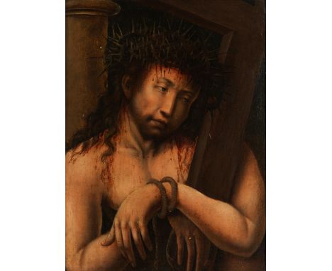 Flämische Schule, wohl Kreis Antwerpen, um 1550CHRISTUS, DAS KREUZ HALTEND Öl auf Holz. 41 x 31 cm. In dekorativem Rahmen.In 