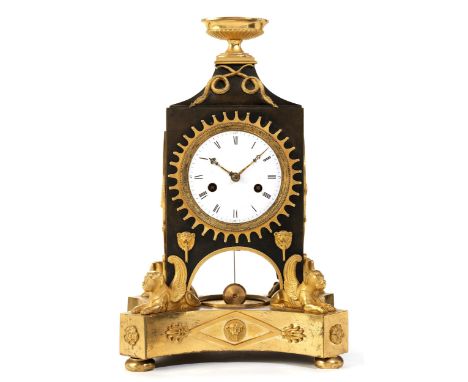 Directoire-KaminuhrHöhe: 39 cm. Breite: 25,5 cm. Tiefe: 20 cm. Frankreich, um 1800. In feuervergoldeter und brünierter Bronze