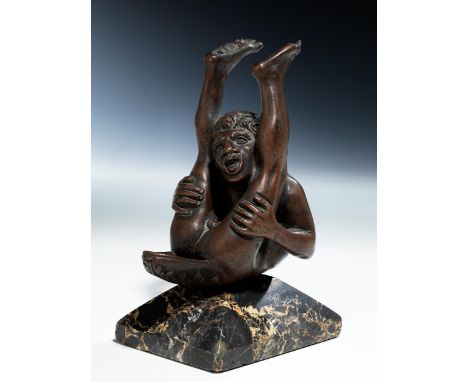 Italienische BronzeöllampeHöhe der Bronze: 12 cm. Gesamthöhe mit dem späteren Marmorsockel: 16 cm. 15./ 16. Jahrhundert.Die i