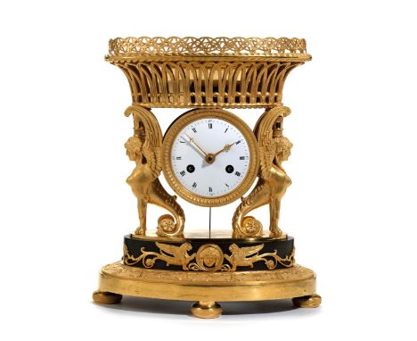 Empire-Kaminuhr Retour d‘EgypteHöhe: 29,2 cm. Frankreich, um 1800.Funktionen: Achttagegehwerk mit Halbstundenschlagwerk auf G