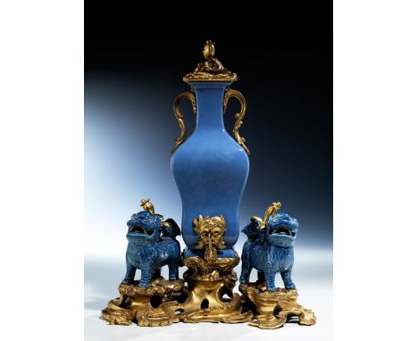 Tischbrunnen für Parfum, in chinesischem Porzellan mit Blauglasur der Qianlong-Periode, 1736 – 1795Höhe: 44 cm.Länge: 34 cm.T