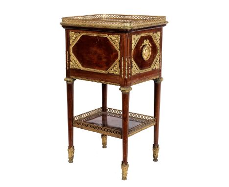 Guéridon im Louis XVI-Stil als CachepotHöhe: 72 cm. Breite: 39,5 cm. Tiefe: 34 cm. Frankreich, 19. Jahrhundert.Eichenholzkorp
