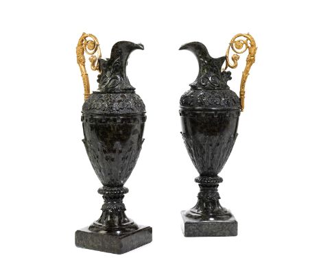 Paar Empire-Bronzevasen in grünem MarmorHöhe: 38 cm. Italien, 19. Jahrhundert. Jeweils zweiteilig mit quadratischem Sockel un