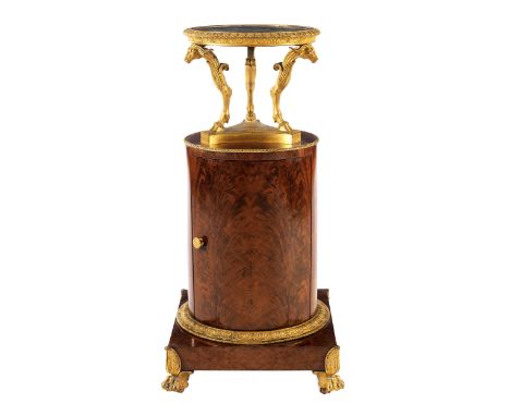 Empire-GuéridonHöhe: 86 cm. Durchmesser der Deckpatte: 32 cm. Italien, 19. Jahrhundert.Auf vier Löwentatzenfüßen stehender qu