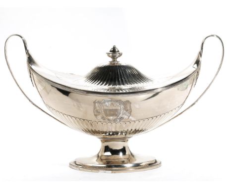 Londoner George III-SilberterrineHöhe: 30,5 cm.Gewicht: 3386 g. Punziert: Lion Passant, Londoner Beschau (bis 1822), date let