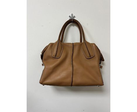 Large TODS light tan butter-soft leather double top handle handbag with detachable long strap. Silver coloured hardware.Condi