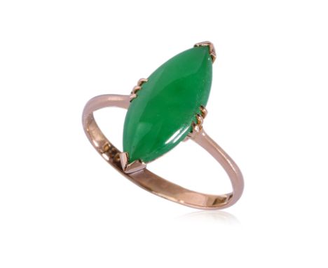 AN 18K YELLOW GOLD JADE RING
Featuring a marquise cabochon jadeite measuring approximately 15.6 x 6.57 x 2.57mm, mounted in a