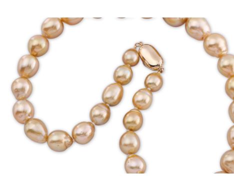 A SOUTH SEA BAROQUE PEARL NECKLACE
Featuring golden south sea baroque pearls attached to a gold plated clasp, the largest pea