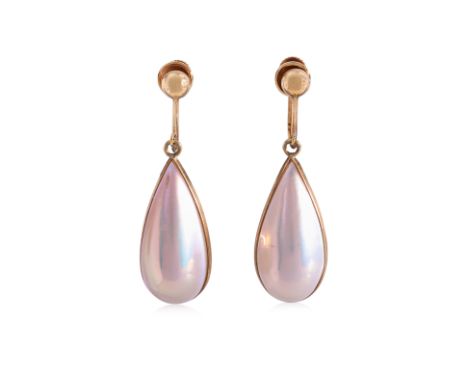 A PAIR OF MABE CULTURED PEARL SCREW-BACK EARRINGS
Featuring a pair of drop shaped mabe cultured pearls measuring approximatel