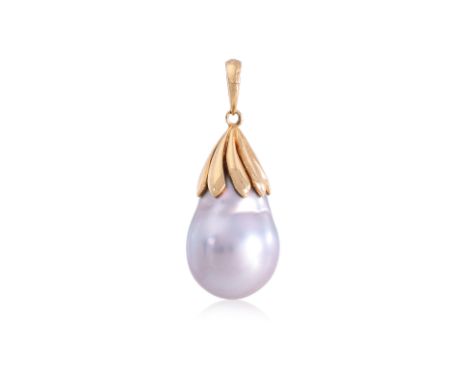 A BAROQUE CULTURED PEARL PENDANT
Featuring a baroque south sea pearl measuring approximately 16.2 x 11.8mm, mounted in a yell