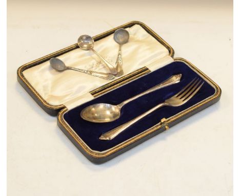 George V silver christening spoon and fork, Sheffield 1927, cased, together with three silver salt spoons, combined weight 1.