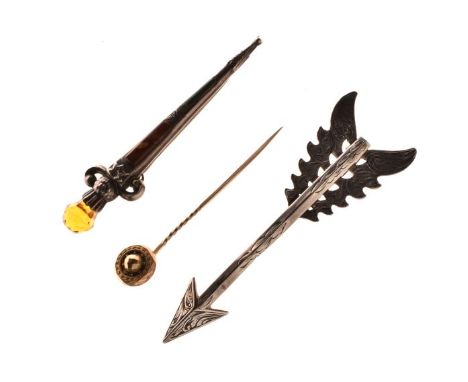 Unmarked white metal arrow brooch, a Scottish style agate set white metal brooch and an unmarked yellow metal stickpin   Cond