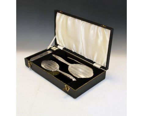 Elizabeth II engine turned silver brush set, Birmingham 1963, cased   Condition: 