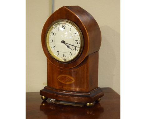 Early 20th Century inlaid mahogany cased mantel clock, the off-white enamel dial with Arabic numerals, standing on brass ball