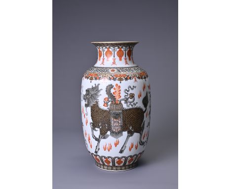 A CHINESE OVIFORM VASE, 20TH CENTURY. With apocryphal red enamel and gilt four character Qianlong seal mark, decorated en gri