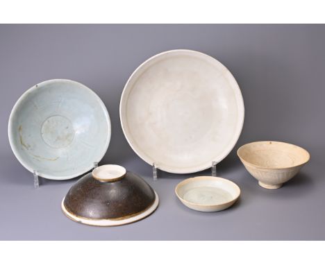 A GROUP OF CHINESE CERAMIC ITEM, SONG DYNASTY (960-1279). Comprising three bowls, a dish and smaller Qingbai dish. One bowl d