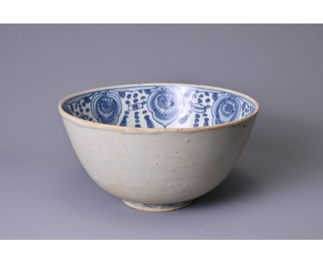 A LARGE CHINESE BLUE AND WHITE PORCELAIN BOWL, MING DYNASTY, 16TH CENTURY. Decorated with just a geometric band around the ex