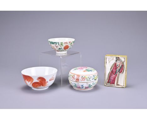 A COLLECTION OF CHINESE PORCELAIN ITEMS, 19th/20th Century, to include an iron red decorated bowl with fu dogs; circular box 