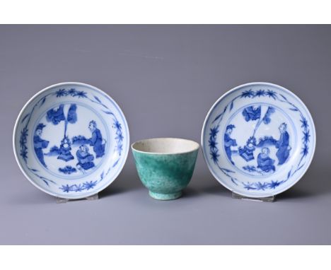 THREE CHINESE PORCELAIN ITEMS, 18/19TH CENTURY. To include a pair of blue and white porcelain saucers depicting scholars in a