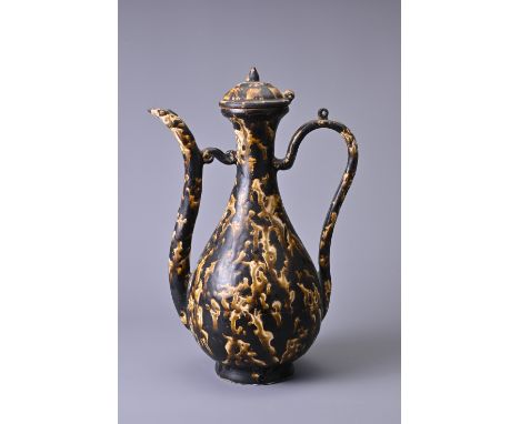 A CHINESE TORTOISE SHELL GLAZED POTTERY EWER AND COVER. The pear shaped body with long ribbed strap handle and S shaped spout