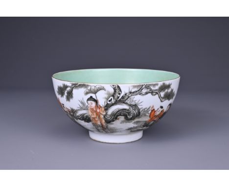 A CHINESE PORCELAIN BOWL, 20TH CENTURY. With red enamelled and gilt four character apocryphal Qianlong seal mark, decorated e