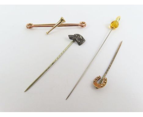A 9ct gold hunting horn set onto a rose gold bar brooch, 5.5cm long, 3.6g gross; together with a horseshoe stick pin, the hor
