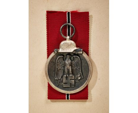 Orden und Ehrenzeichen - Wehrmacht Allgemein : Medaille Winterschlacht im Osten 1941/42. Weißmetallausführung. Am Originalban