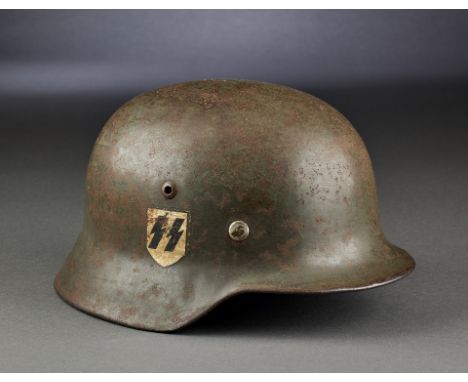 Schutzstaffel-SS - Waffen SS : Stahlhelm M 35 der SS - Verfügungstruppe, bzw. der Waffen - SS. Originale graugrüne Lackierung