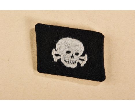 Schutzstaffel-SS - Waffen SS : Einzelner Mannschafts - Kragenspiegel der SS - Division Totenkopf.Weiße Wollfadenstickerei auf