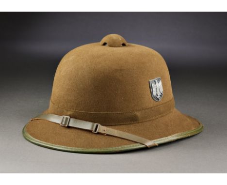 Heer - Afrikakorps : Afrikakorps - Tropenhelm. Olivgrüner Tropenstoffüberzug, an den Seiten lackierte Alu - Originalembleme. 