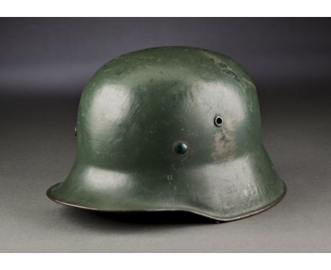 Generalität - Heer Allgemein : Stahlhelm M16 / M32 Grüne Lackierung, teilweise mit Abplatzungen . Originales gelaschtes Leder
