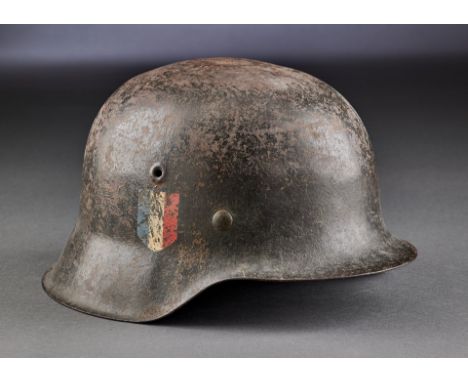 Generalität - Heer Allgemein : Stahlhelm M 42 für französischen Freiwilligen. Originale Lackierung mit beiden Emblemen, links
