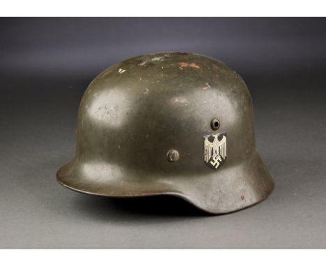 Generalität - Heer Allgemein : Stahlhelm M 35. Graugrüne Originallackierung. Mit beiden Emblemen Wehrmachtshoheitsadler und s