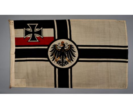 Militaria Deutschland - Preussen : Reichskriegsflagge. Exemplar aus Leinen mit farbigem Aufdruck. Seitlich Originalverschnüru