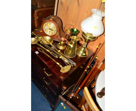 A QUANTITY OF VARIOUS MISCELLANEOUS, to include an oak mantel clock, various brass items including an oil lamp with shade, tw