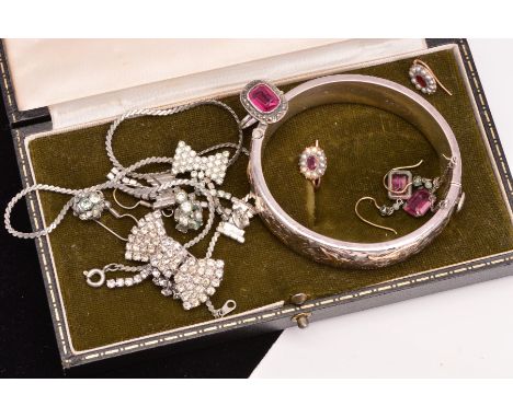 A SELECTION OF JEWELLERY, to include a hinged silver bangle, with silver hallmark for Birmingham, a pair of early 20th Centur