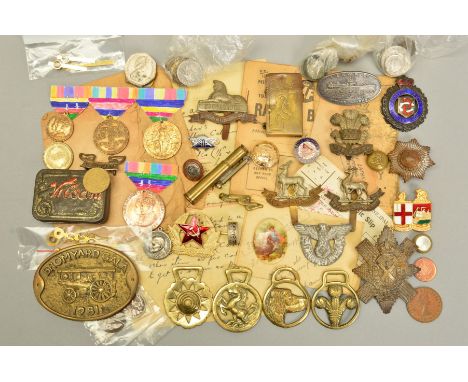 A TRAY CONTAINING VARIOUS ITEMS OF MILITARIA, to include cap badges for Royal Warwickshire, Lincoln, The Welch, Regiments, et